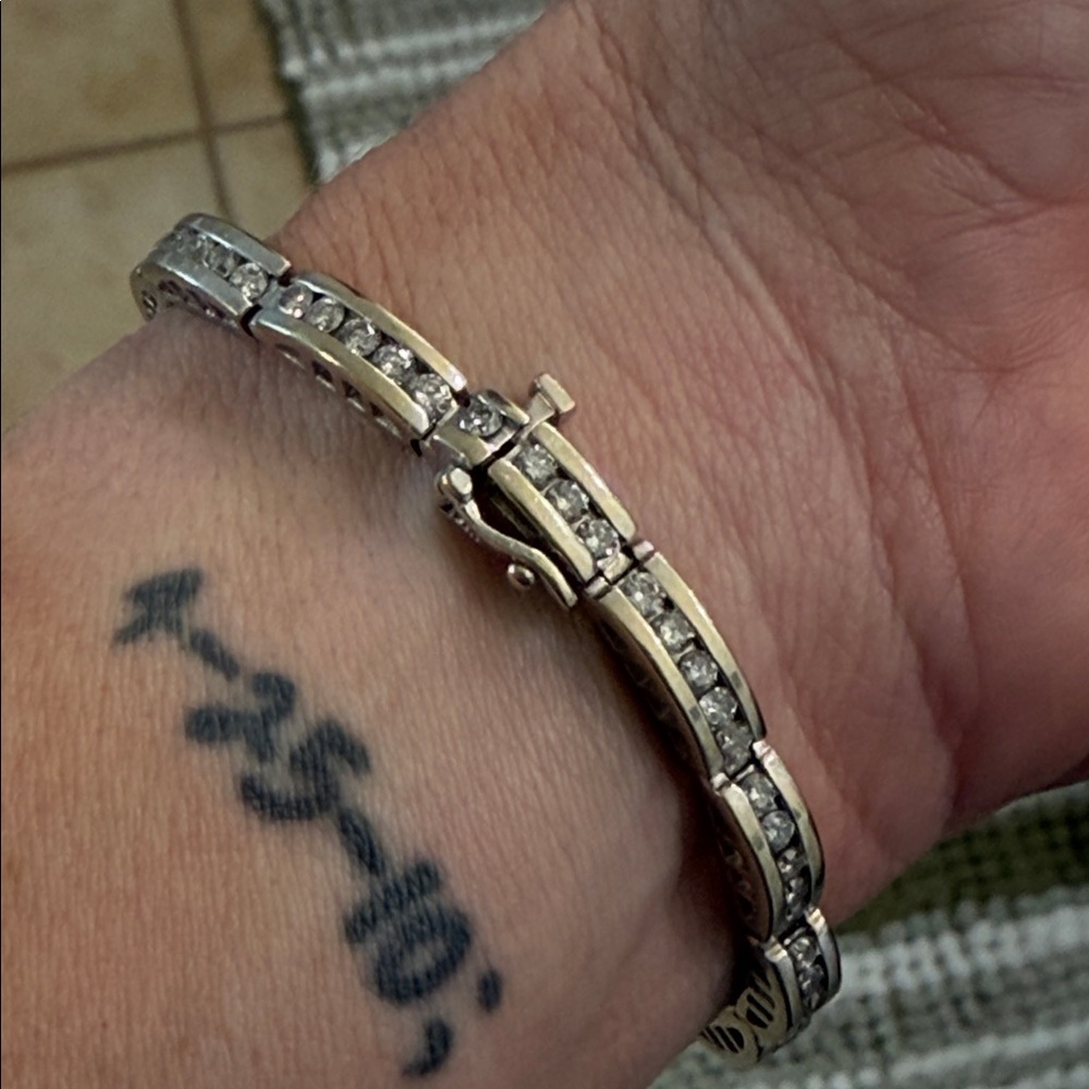 Elegant 14 Karat White Gold 3.00 Carat Diamond Bracelet! - Picture 5 of 7